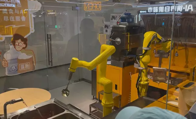 The robotic arm can precisely control the extremely high oven temperatures required for roasted meats and goose, which is favored by Cantonese and Hong Kong diners. Photo by Bastille Post
