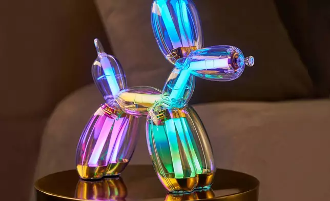 Balloon Dog Lamp Chromatic Gold — dynamic light effects