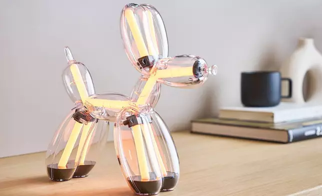 Balloon Dog Lamp Chromatic Platinum — warm white lighting