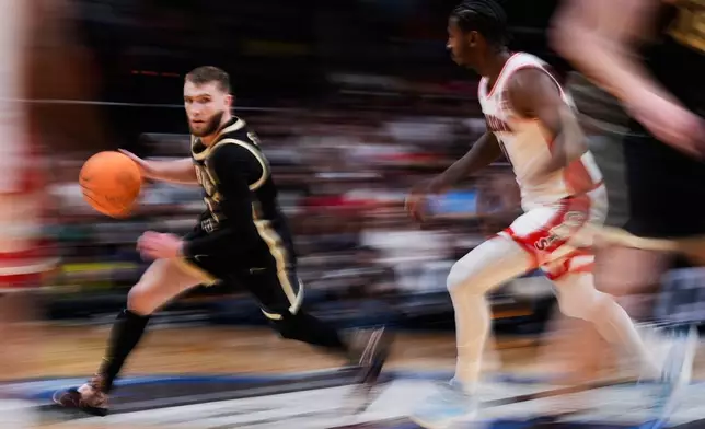 Purdue guard Braden Smith, left, dribbles past Arizona guard Jaden Bradley during the second half in the Elite Eight of the NCAA college basketball tournament, Saturday, March 28, 2026, in San Jose, Calif. (AP Photo/Godofredo A. Vásquez)