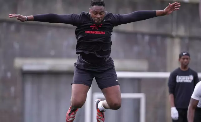 Oluwanifemi 'Neff' Giwa takes part in a football workout session at the National Sports Center, Crystal Palace in London, Sunday, March 29, 2026. (AP Photo/Alastair Grant)