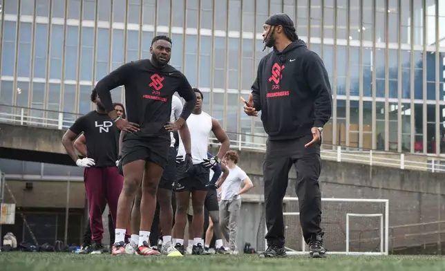 Oluwanifemi 'Neff' Giwa, front left, takes part in a football workout session at the National Sports Center, Crystal Palace in London, Sunday, March 29, 2026. (AP Photo/Alastair Grant)
