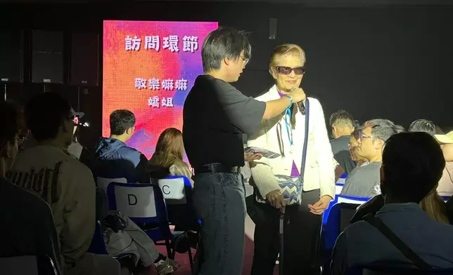 The interviewee for the song "Sister Giu"—the grandmother of lyricist King Lok—expressed her deep emotion at King Lok's lyrics to capture the unforgettable moments between him and her in daily life, as well as her joy at hearing King Lok perform the song himself at the concert. Photo by Bastille Post