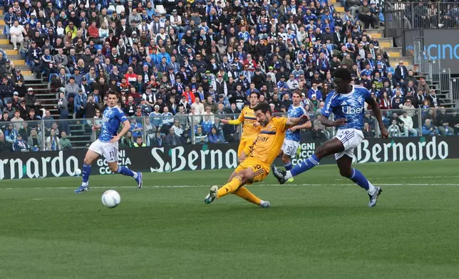 Como's Assane Diao, right, scores their side's first goal of the game during the Serie A soccer match between Como and Pisa in Como, Italy, Sunday March 22, 2026. (Antonio Saia/LaPresse via AP)