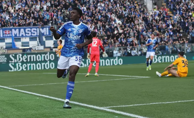 Como's Assane Diao celebrates after scoring their side's first goal of the game during the Serie A soccer match between Como and Pisa in Como, Italy, Sunday March 22, 2026. (Antonio Saia/LaPresse via AP)
