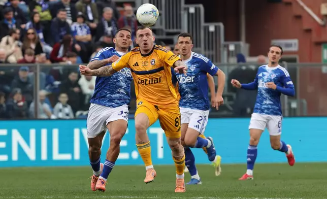 Pisa's Filip Stojikovic and Como's Diego Carlos, right, fight for the ball during the Serie A soccer match between Como and Pisa in Como, Italy, Sunday March 22, 2026. (Antonio Saia/LaPresse via AP)