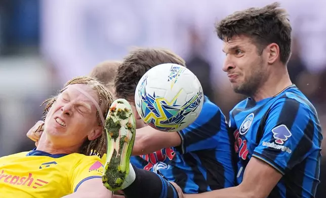Atalanta's Berat Djimsiti, right, and Verona's Unai Nunez, left, challenge for the ball during the Serie A soccer match between Atalanta Bergamo and Hellas Verona in Bergamo, Italy, Sunday, March 22, 2026. (Spada/LaPresse via AP)