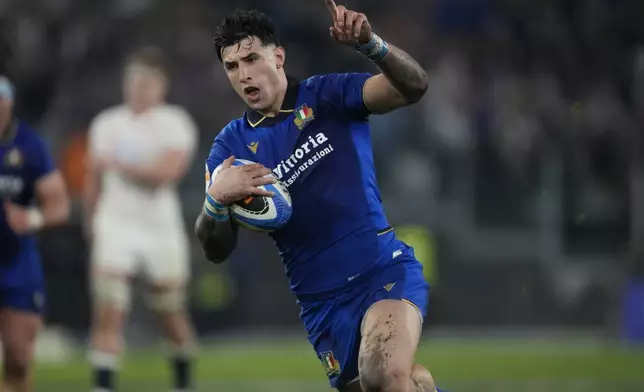 Italy's Tommaso Menoncello scores a try during the Six Nations rugby union match between Italy and England in Rome, Saturday, March 7, 2026. (AP Photo/Gregorio Borgia)