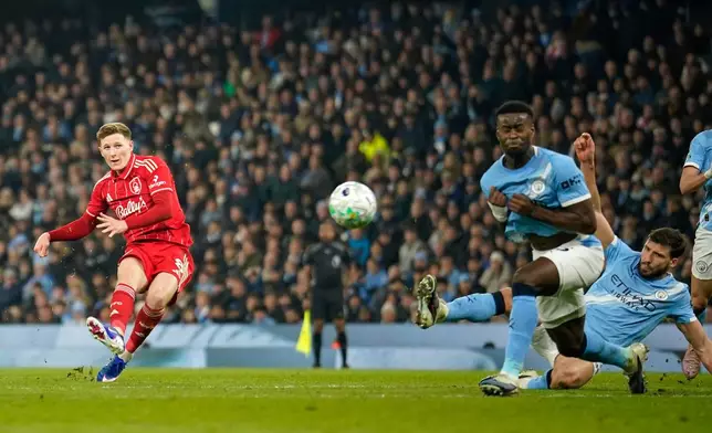 Nottingham Forest's Elliot Anderson, left, scores his side's second goal during the English Premier League soccer match between Manchester City and Nottingham Forest in Manchester, England, Wednesday, March 4, 2026. (AP Photo/Dave Thompson)