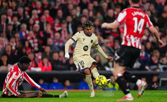 Barcelona's Lamine Yamal, center, scores his side's opening goal during the Spanish La Liga soccer match between Athletic Bilbao and Barcelona in Bilbao, Spain, Saturday, March 7, 2026. (AP Photo/Miguel Oses)