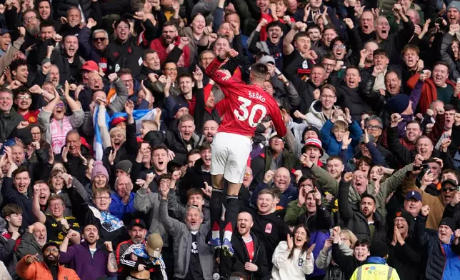 Manchester United's Benjamin Sesko scelebrates after scoring during the Premiier League soccer match between Manchester United and Crystal Palace in Manchester, England, Sunday, March 1, 2026. (AP Photo/Dave Thompson)