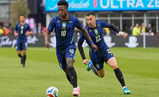 Brazil's Vinicius Junior, front, supported by Brazil's Gabriel Martinelli in action during the international friendly soccer match between Brazil and France in Foxborough, Mass, Thursday, March 26, 2026. (AP Photo/Charles Krupa)
