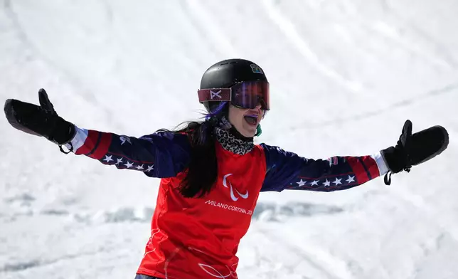 Brenna Huckaby, of the United States, reacts after finishing 6th in the women's snowboard cross SB-LL2 at the 2026 Winter Paralympics, in Cortina d'Ampezzo, Italy, Sunday, March 8, 2026. (AP Photo/Emilio Morenatti)