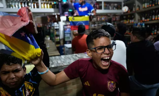 Venezuela fans watch the championship match of the World Classic Baseball between the United States and Venezuela, in Caracas, Venezuela, Tuesday, March 17, 2026. (AP Photo/Ariana Cubillos)