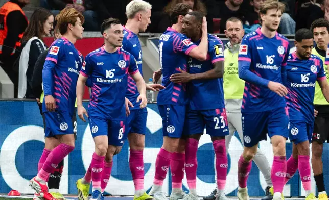 Mainz's Sheraldo Becker, centre right, celebrates with teammates after scoring the opening goal during the German Bundesliga soccer match between Bayer Leverkusen and FSV Mainz 05, in Leverkusen, Germany, Saturday, Feb. 28, 2026. (Marius Becker/dpa via AP)