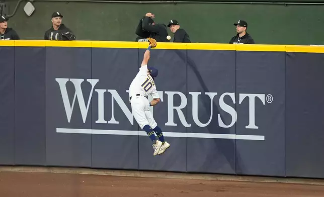 Milwaukee Brewers right fielder Sal Frelick misses a home run hit by Chicago White Sox's Munetaka Murakami (5) during the second inning of a baseball game, Sunday, March 29, 2026, in Milwaukee. (AP Photo/Kayla Wolf)