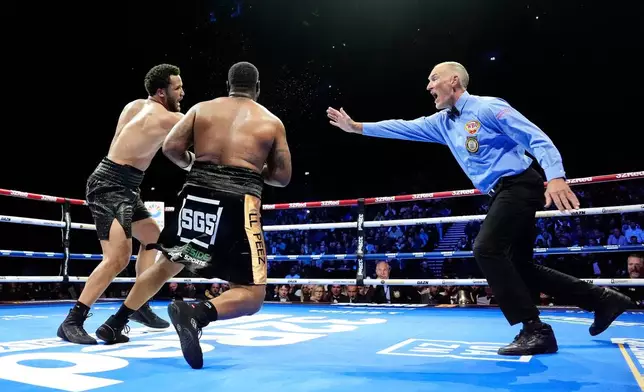 Moses Itauma left, knocks down Jermaine Franklin during a WBA International and WBO Inter-Continental Heavyweight bout against Jermaine Franklin, Saturday, March 28, 2026, in Manchester, England. (Nick Potts/PA via AP)