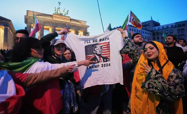 People attend a demonstration in support of the U.S. and Israeli strikes on Iran, in front of the U.S. Embassy in Berlin, Germany, Saturday, Feb. 28, 2026. (AP Photo/Markus Schreiber)