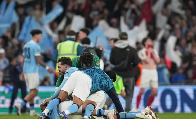 Manchester cCity players celebrate after winning the English League Cup final soccer match between Arsenal and Manchester City in London, Sunday, March 22, 2026. (AP Photo/Maja Smiejkowska)
