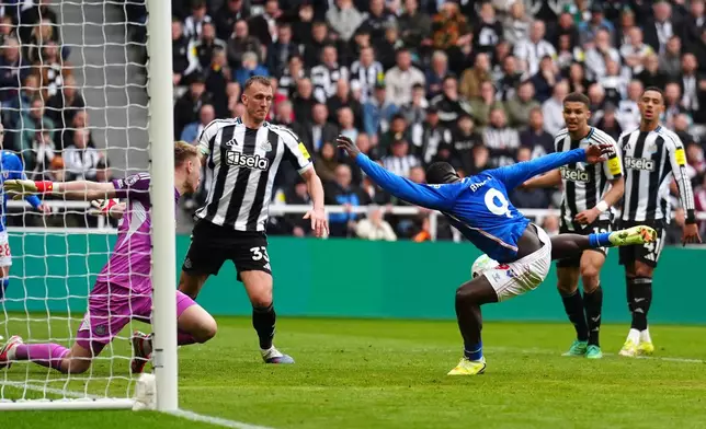Sunderland's Brian Brobbey, centre right, scores their side's second goal of the game during the Premier League match between Newcastle and Sunderland outside St James' Park, Newcastle upon Tyne, England, Sunday March 22, 2026. (Owen Humphreys/PA via AP)