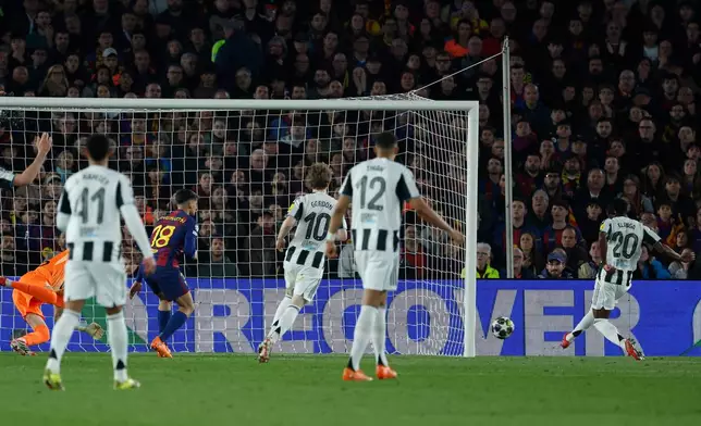 Newcastle's Anthony Elanga, right, scores his side's second goal during the Champions League round of 16, second leg soccer match between FC Barcelona and Newcastle United FC in Barcelona, Spain, Wednesday, March 18, 2026. (AP Photo/Joan Monfort)