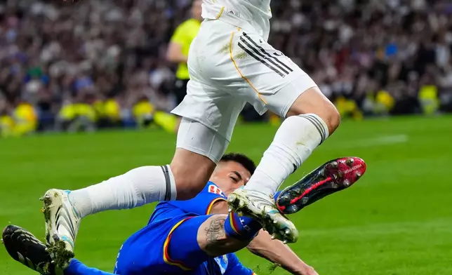 Real Madrid's Franco Mastantuono fights for the ball against Getafe's Z. Romero during a Spanish La Liga soccer match between Real Madrid and Getafe in Madrid, Spain, Monday, March 2, 2026. (AP Photo/Manu Fernandez)