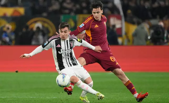 Juventus's Francisco Conceicao, left, and Roma's Niccolo' Pisilli in action during the Serie A soccer match between AS Roma and Juventus FC in Rome, Italy, Sunday March 1, 2026. (Fabrizio Corradetti/LaPresse via AP)