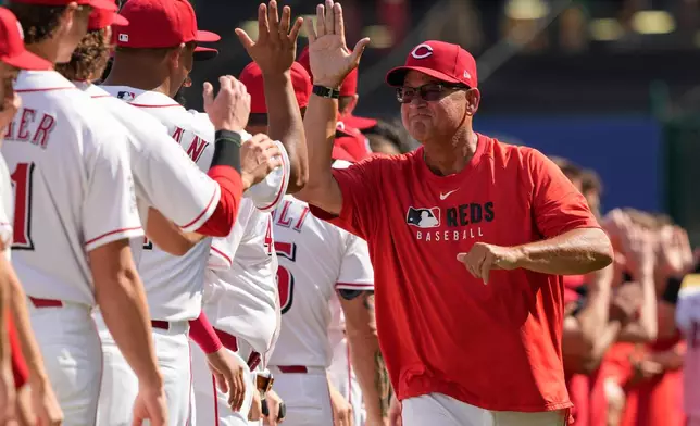 Cincinnati Reds manager Terry Francona greets the team during introduction before an opening-day baseball game between the Cincinnati Reds and the Boston Red Sox in Cincinnati, Thursday, March 26, 2026. (AP Photo/Carolyn Kaster)