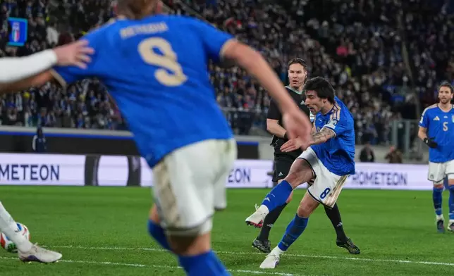 Italy's Sandro Tonali, right, scores his side's first goal during the World Cup qualifying play-off soccer match between Italy and Northern Ireland, in Bergamo, Italy, Thursday, March 26, 2026. (AP Photo/Antonio Calanni)