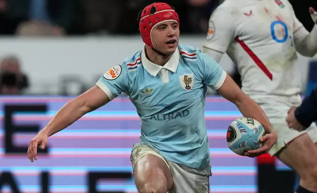 Louis Bielle‑Biarrey of France scores a try during the Six Nations rugby union match between France and England in Saint-Denis, outside Paris, Saturday, March 14, 2026. (AP Photo/Michel Euler)