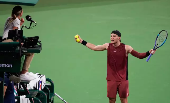 Jack Draper, of Britain, right, gestures toward a chair umpire during a quarterfinal match between Draper and Daniil Medvedev, of Russia, at the BNP Paribas Open tennis tournament, Thursday, March 12, 2026, in Indian Wells, Calif. (AP Photo/Mark J. Terrill)