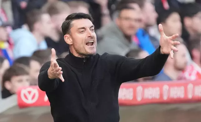 Frankfurt's head coach Albert Riera gestures during the German Bundesliga soccer match between 1.FSV Mainz 05 and Eintracht Frankfurt in Mainz, Germany, Sunday, March 22, 2026. (Marc Schueler/dpa via AP)