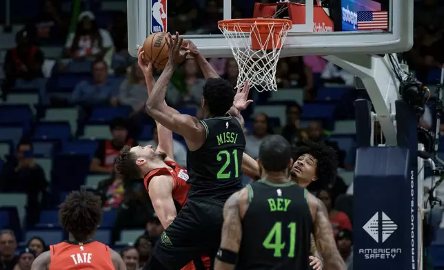 New Orleans Pelicans center Yves Missi (21) blocks the shot of Houston Rockets center Alperen Sengun during the second half of an NBA basketball game in New Orleans, Sunday, March 29, 2026. (AP Photo/Matthew Hinton)