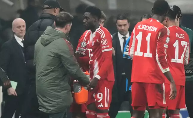 Bayern's Alphonso Davies leaves the field injured during the Champions League round of 16 soccer match between Atalanta and FC Bayern Munich in Bergamo, Italy, Tuesday, March 10, 2026. (AP Photo/Luca Bruno)