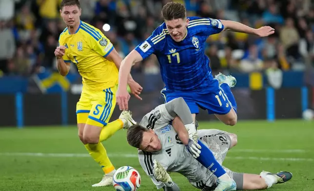 Sweden's Viktor Gyokeres, top, and Ukraine's goalkeeper Anatoliy Trubin challenge for the ball during a World Cup playoff semifinal soccer match between Ukraine and Sweden in Valencia, Spain, Thursday, March 26, 2026. (AP Photo/Alberto Saiz)