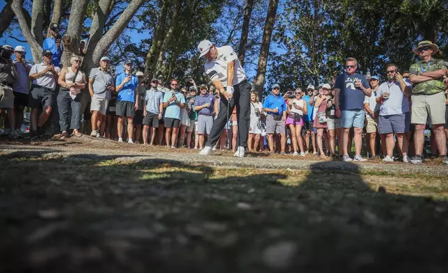 Sungjae Im makes his approach shot from the cart path on the 16th hole during the third round of the Valspar Championship golf tournament, Saturday, March 21, 2026, in Palm Harbor, Fla. (Chris Urso/Tampa Bay Times via AP)