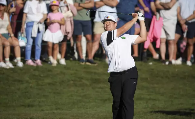Sungjae Im watches his approach shot on the 18th hole during the third round of the Valspar Championship golf tournament, Saturday, March 21, 2026, in Palm Harbor, Fla. (Chris Urso/Tampa Bay Times via AP)