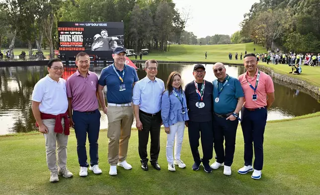 HKSAR Government Financial Secretary Paul Chan (4th left), HKSAR Government Secretary for Culture, Sports and Tourism Rosanna Law (4th right), HKSAR Government Executive Council Non-Official Member Jeffrey Lam (1st left), Hong Kong Tourism Board Chairman Dr Peter Lam (3rd right), the Club’s Executive Director of the Corporate Affairs Raymond Tam (2nd right), Hong Kong Golf Club Captain Andy Kwok (2nd left), Hong Kong Golf Club Vice Captain Bryant Lu (1st right) and other guests witness the tournament’s trophy‑lift moment.