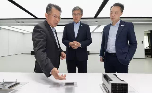 Director-General of OASES visits Strategic Enterprise Biren Technology's exhibition centre to explore innovative computing solutions  Source: HKSAR Government Press Releases