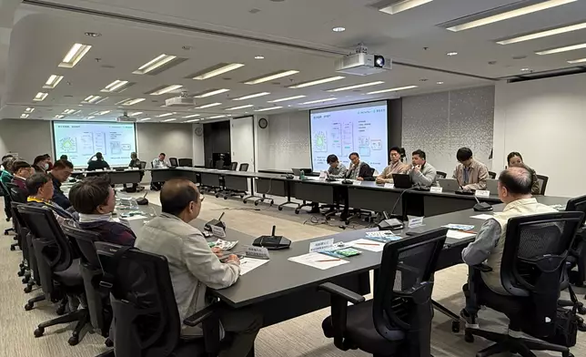 Taxi drivers required to provide e-payment means for passengers' convenience from April 1  Source: HKSAR Government Press Releases