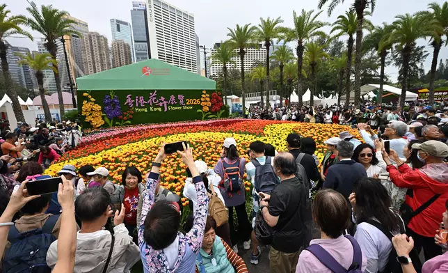 The annual Hong Kong Flower Show extravaganza opened at Victoria Park today (March 20) with some 400 000 flowers on display, including about 40 000 stocks, this year's theme flower, and " A Fragrant Journey through Hong Kong" as the main theme. Photo shows the sea of tulips. Source: HKSAR Government Press Releases