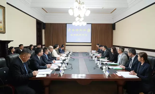 Commissioner of Customs and Excise attends review meeting with Guangdong Customs and launching ceremony of Guangxi-Guangdong-Hong Kong Single E-lock Scheme  Source: HKSAR Government Press Releases