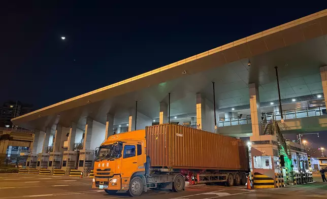 Commissioner of Customs and Excise attends review meeting with Guangdong Customs and launching ceremony of Guangxi-Guangdong-Hong Kong Single E-lock Scheme  Source: HKSAR Government Press Releases