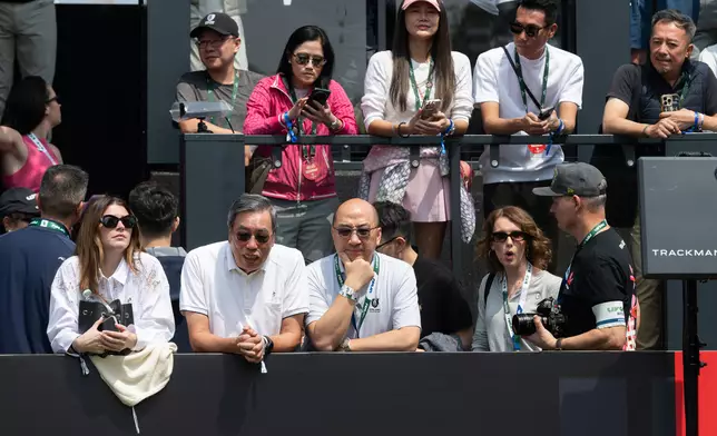 Former President of the Legislative Council of the HKSAR, Andrew Leung (photo 2, front row, 2nd left), Club Executive Director of Corporate Affairs, Raymond Tam (photo 2, front row, centre) and other guests witness the tournament’s shotgun start.