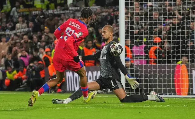 Chelsea's goalkeeper Robert Sanchez, right, makes a save from PSG's Bradley Barcola during the Champions League soccer match between Chelsea and Paris Saint-Germain in London, England, Tuesday, March 17, 2026. (AP Photo/Kin Cheung)