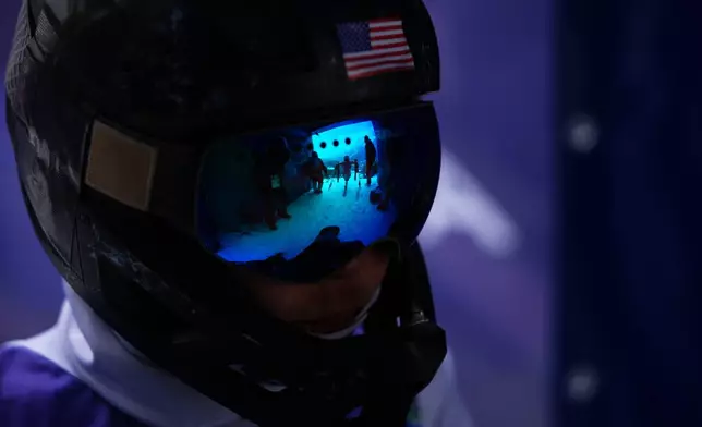 Anna Soens, of the United States, watches Mata Rodriguez, of Spain, reflected in her goggles, leave the start gate for her second run in the alpine skiing women's giant slalom sitting at the 2026 Winter Paralympics, in Cortina d'Ampezzo, Italy, Saturday, March 7, 2026. (AP Photo/Emilio Morenatti)