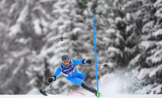 Davide Bendotti, of Italy, competes in his first run of the alpine skiing men's slalom standing at the 2026 Winter Paralympics, in Cortina d'Ampezzo, Italy, Sunday, March 15, 2026. (AP Photo/Evgeniy Maloletka)