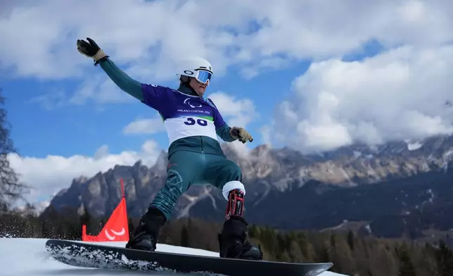 Dmitrii Fadeev, of Russia, competes in his first run of the snowboard men's banked slalom sb-ll1at the 2026 Winter Paralympics, in Cortina d'Ampezzo, Italy, Friday, March 13, 2026. (AP Photo/Evgeniy Maloletka)