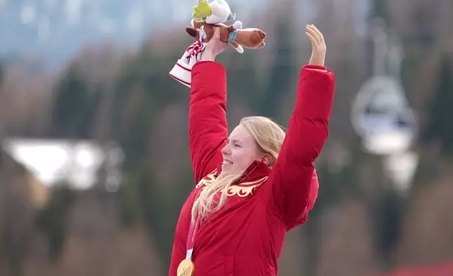 Varvara Voronchikhina, of Russia, smiles on the podium after winning the gold medal in the alpine skiing women's super-G standing at the 2026 Winter Paralympics, in Cortina d'Ampezzo, Italy, Monday, March 9, 2026. (AP Photo/Emilio Morenatti)