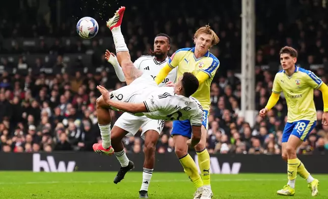 Fulham's Rodrigo Muniz attempts an overhead kick during the English FA Cup fifth round soccer match between Fulham and Southampton in London, Sunday March 8, 2026. (John Walton/PA via AP)